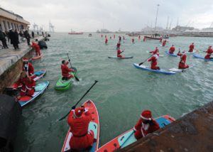 Babbi Natale Sup porto Salesi Adsp 2 I Babbo Natale in Sup sono arrivati nel porto di Ancona con i doni per l'Ospedale Salesi