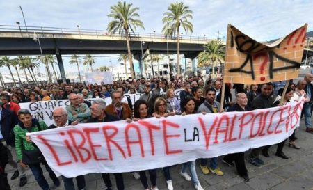 Liberate la Polcevera Genova: Toninelli incontra la commissaria UE Bulc - Il corteo "Liberate la Valpolcevera" in piazza