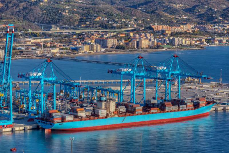 Terminal container Vado Ligure nuove assunzioni Gruista di